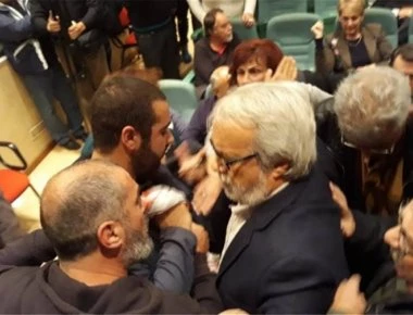 Επεισόδια στην ομιλία Πετρόπουλου και Παπανάτσιου στο Βόλο (βίντεο και φωτογραφίες)